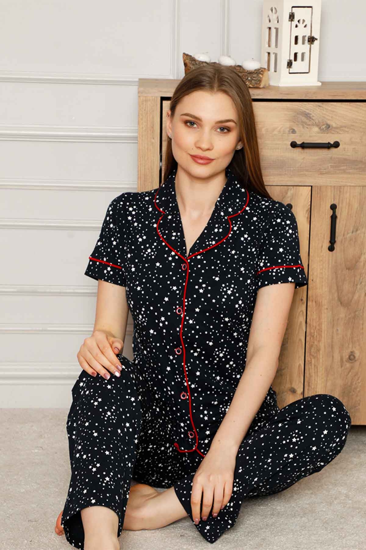 Kadın%20Pijama%20Takımı%20-%20Yıldız%20Desenli%20Önden%20Düğmeli%20Kısa%20Kollu%20Penye%202536KY