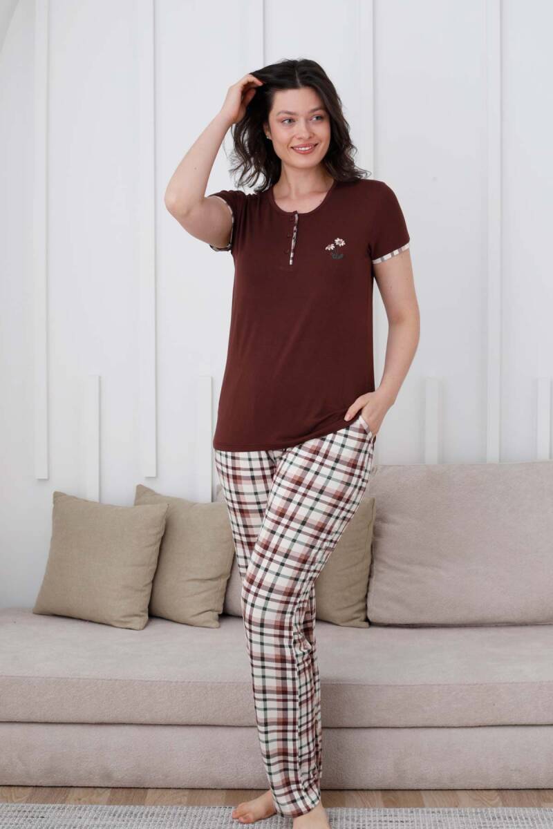 Ekoseli%20Kadın%20Pijama%20Takımı%20-%20Kahverengi%20Nakışlı%20Likralı%20Kısa%20Kollu%202834KY