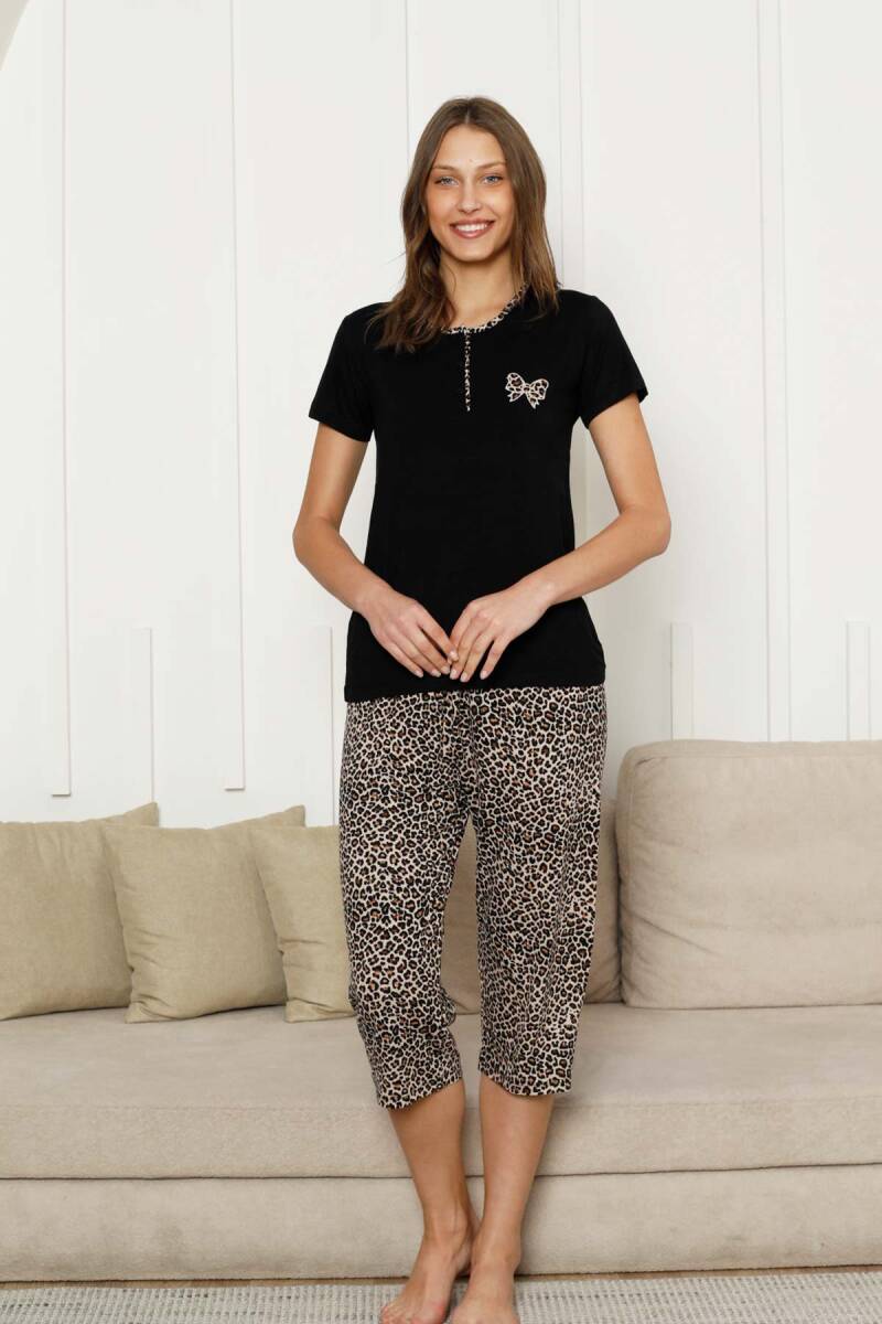 Leopar desenli Kadın Pijama Takımı - Fiyonk Nakışlı Kapri Likralı 2805B