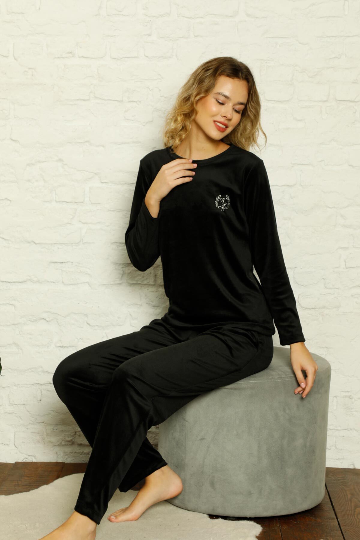 Kadife Kadın Pijama Takımı - Siyah Nakış Desenli Cepli Süper Soft Kumaş 2598UK